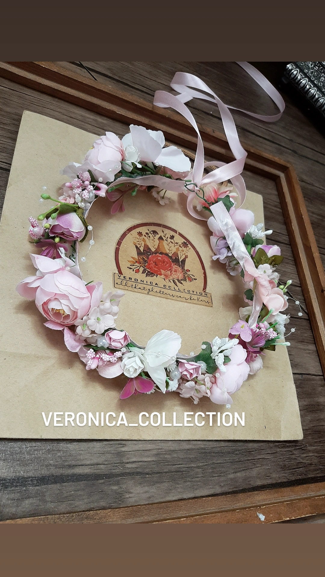 تاج گل صورتی بدون گل خشک فقط گلهای مصنوعی