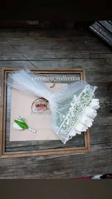 دسته گل لاله لمسی ۲۱ شاخه با دور گل عروس و دورپیچ دوطبقه تور برفی