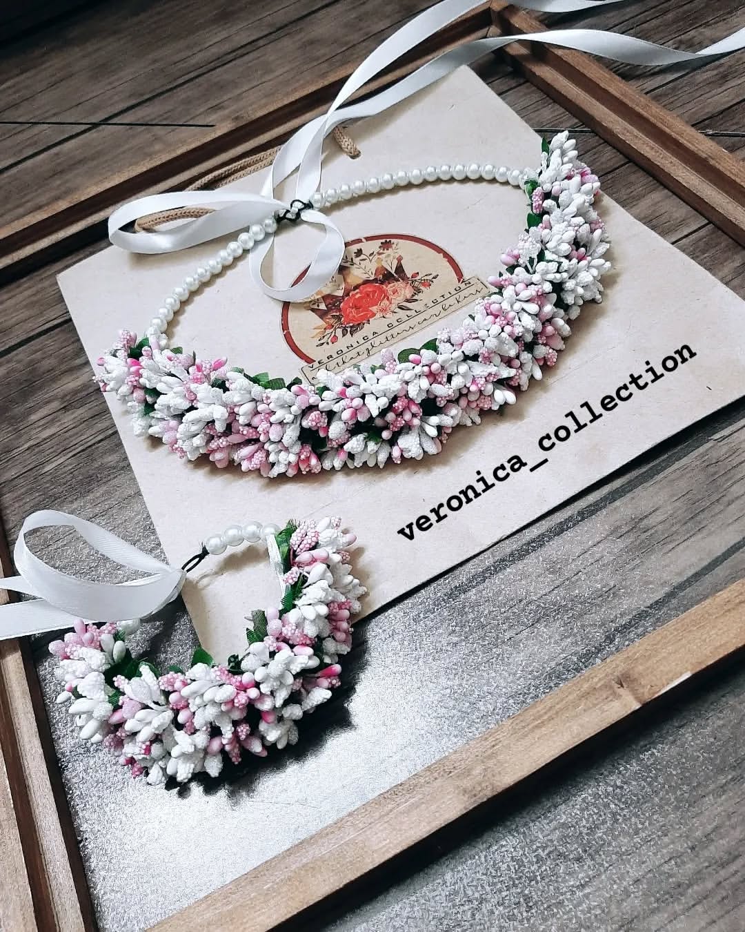 نیم تاج گل و مچبند با تم سفید صورتی