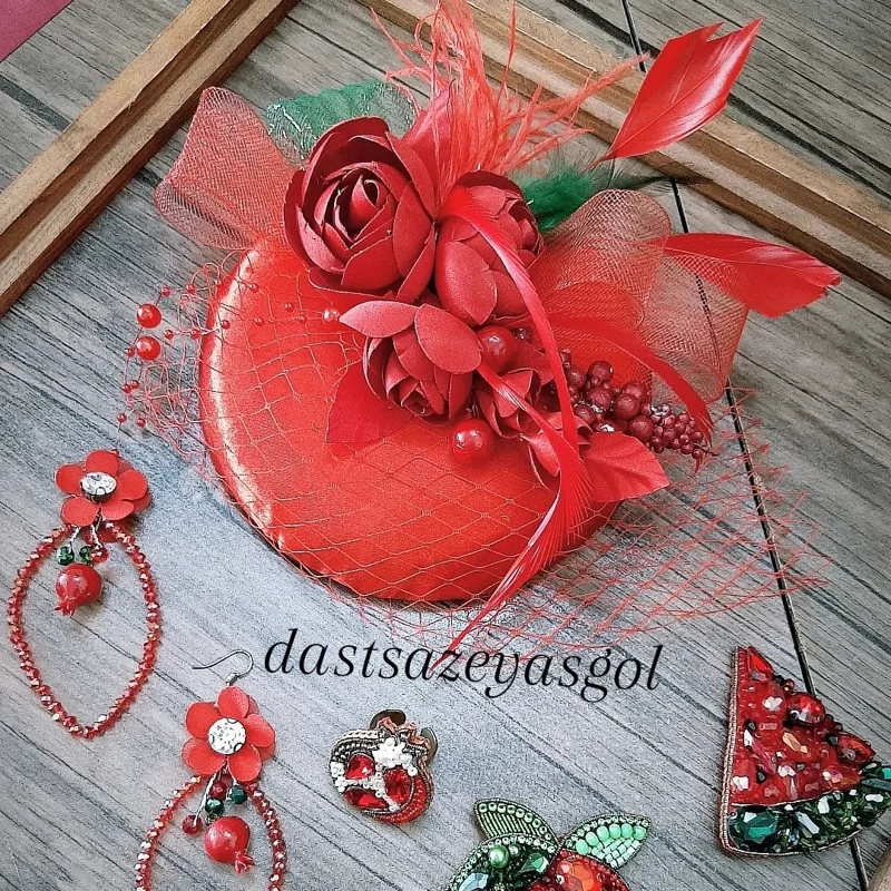 کلاه فرانسوی  گرد در رنگبندی متنوع موجود عکسها رو ببینید وهر تغییری بخواید قابل اجراست