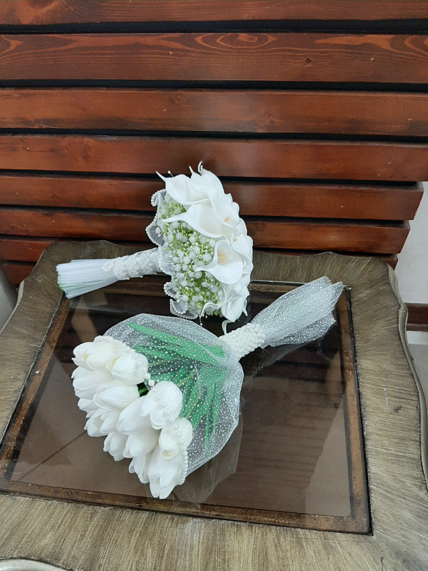 دسته گل شیپوری یا لاله با ترکیب گلهای ژیپسو یا عروس و تور و مروارید