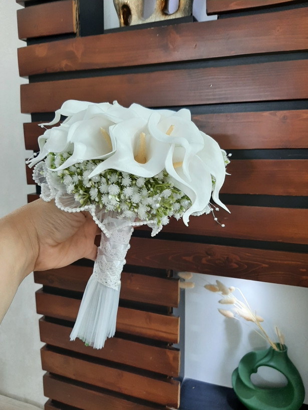 دسته گل شیپوری یا لاله با ترکیب گلهای ژیپسو یا عروس و تور و مروارید