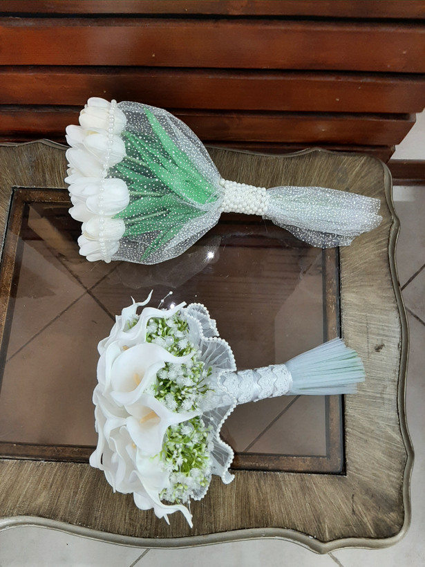 دسته گل لاله لمسی تعداد شاخه دلخواه با دور گل عروس و ساده و دورپیچ تور برفی